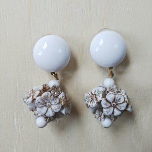 70s Vintage White Cluster Flower Earrings